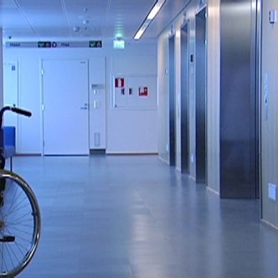 pyörätuoli sairaalan käytävällä
