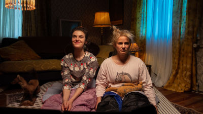Safin universumissa näyttelevät Safi (Johanna Öhman) ja Riikka (Emilia Jansson) istuvat patjojen päällä lattialla.