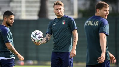 Ciro Immobile håller i bollen under ett träningspass.