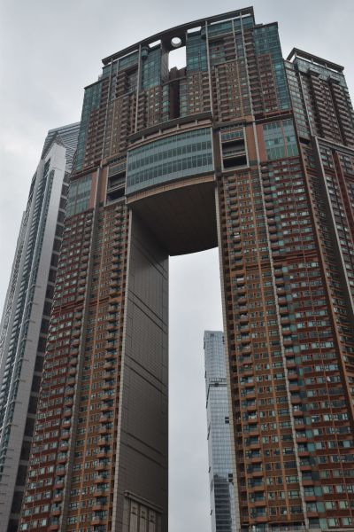 Bild på ett jättelikt höghus i centrala Hongkong.