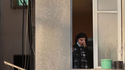 En palestinsk flicka grät i sitt fönster på söndag morgon då hon tittade ut över ruinerna efter grannhus.