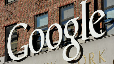 Stor skylt med texten Google utanför företagets kontor i New York.