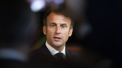 Frankrikes president Emmanuel Macron talar. Han tittar framåt och ser besviken ut.