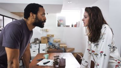 Chiwetel Ejiofor och Anne Hathaway står mittemot varandra i ett kök och ser allvarligt på varandra.