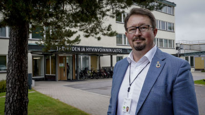 Mika Salminen står framför Institutet för hälsa och välfärd