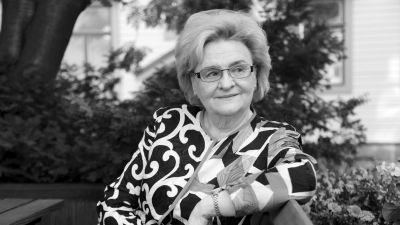 Laila Hirvisaari den 1 september 2011 på en bänk i Helsingfors.