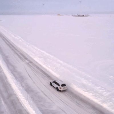 auto ajaa jäällä