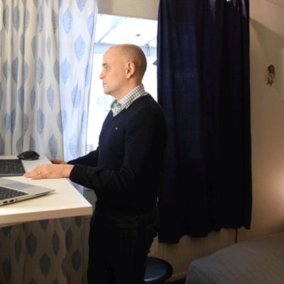 Tilipalvelu Rantalaisen talousjohtaja Ville Kujansuu työskenteli ergonomisesti sähköpöydän ääressä etänä kotonaan Tuusulassa 26. maaliskuuta.