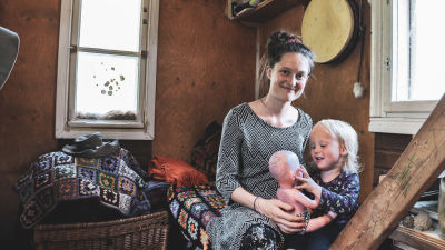 Pauliina Helle poikansa Salmi Tiden kanssa perheen itse rakentamassa minitalossa.