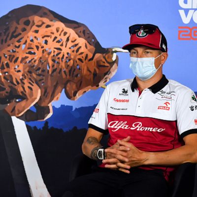 Kimi Räikkönen juttelee medialle ennen Itävallan F1-osakilpailua. 2.7. 2020