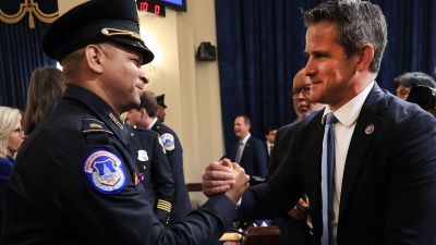 Polisofficer Aquilino Gonell skakar hand med republikanen Adam Kinzinger.
