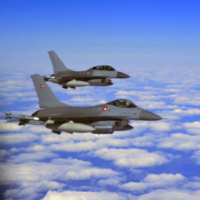 Norska militärflygplan av modellen F-16C fighter flyger ovanför molnen under krigsövningen Artic Challange i maj 2019.