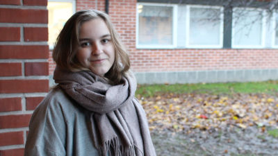 kvinna framför skola