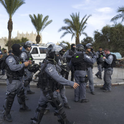 Kravallpolis bevakar östra Jerusalem efter en knivattack