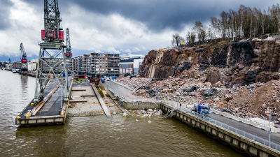 En sprängning vid Varvsstranden i Åbo har lett till att en väg blockeras