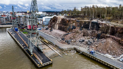 En sprängning vid Varvsstranden i Åbo har lett till att en väg blockeras