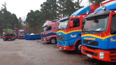 cirkuslastbilar på en parkeringsplats.