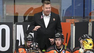 Jarno Pikkarainen coachar i spelarbåset.