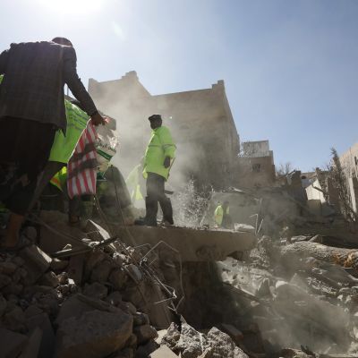 Räddningsarbetare letar efter överlevande i byggnader som förstördes i en saudiaabisk flygattack mot ett bostadsområde i Jemens huvudstaden Sanaa.