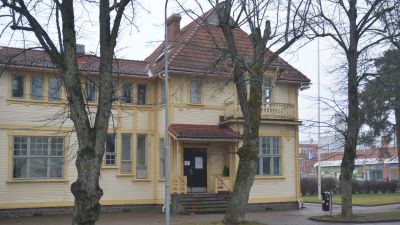 Ett gult trähus inne i en stad. Det är Karis ungdomsgård, Villa Haga en mulen, snöfri januaridag 2020