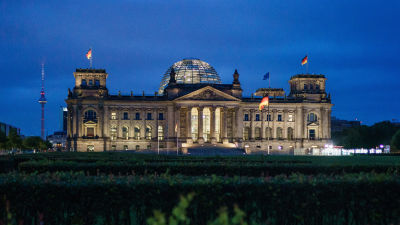 Berliinin valtiopäivätalo aamun hämärässä valaistuksessa.