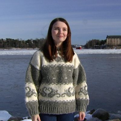 Noora Karjalainen seisomassa ulkona.