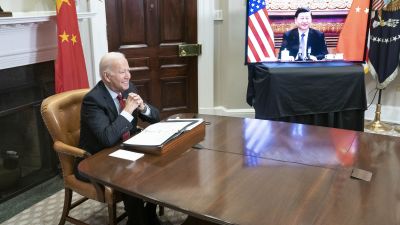 USA:s president Joe Biden och Kinas president Xi Jinping under ett videomöte.