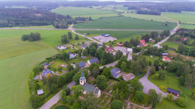Helikopterbild av Degerby centrum med stamväg 51 i bakgrunden