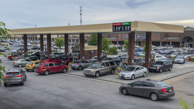 Personbilar i Decatur i delstaten Georgia i USA köar föra att tanka sina bilar vid en bensinstation.