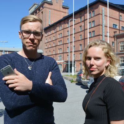 Statsvetarna Janne Berg och Jenny Lindholm utanför Åbo Akademi i Vasa.