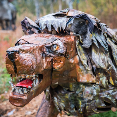 En skulptur som föreställer ett lejon, gjord av skrotmetall.
