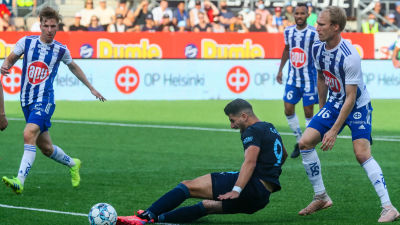 HJK:s Valtteri Moren försöker hålla koll på Malmös Antonio Colak.