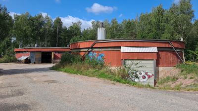 Ett rött gammalt reningsverk fotat utifrån.
