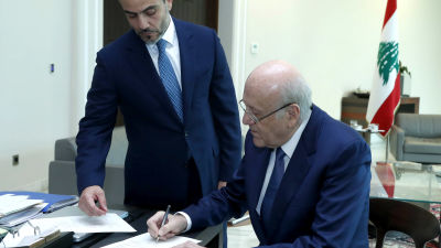 Libanons tillträdande premiärminister Najib Mikati undertecknar ett dekret.