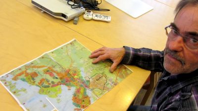 Bo Norrgård med kartan över efterspaningarna efter Pentti Lampinen