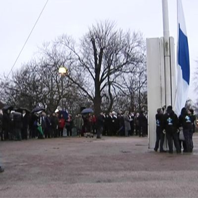 Lipunnosto Tähtitorninmäellä 6. joulukuuta.