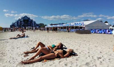 Tältä näytti Viron Weekend Festival: rantabileet, lasereita ja neonvaloja |  YleX 