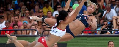 Maren Aardahl avlossar ett skott i beachhandboll.