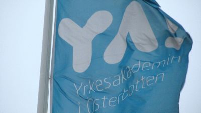 Yrkesakademins flagga vajar i vinden.
