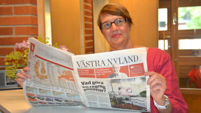 Marina Holmberg med tidningen Västra Nyland i händerna.