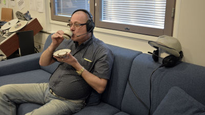 Egon Blomqvist dricker kaffe i fredagssnackssoffan.