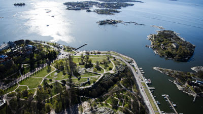 Kuvassa on Helsingin Kaivopuisto toukokuussa 2020.