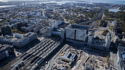 Ilmakuvassa on Pasilan rautatieasema toukokuussa 2020.
