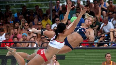 Maren Aardahl avlossar ett skott i beachhandboll.
