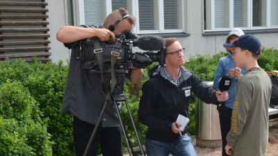 Några skolpojkar blir intervjuade av tv:n.