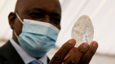 Mokgweetsi Masisi med en stor diamant i handen.
