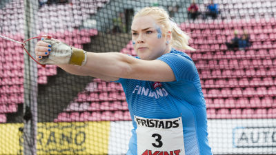 Krista Tervo kastar under landskampen 2020.