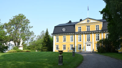 stor gul herrgårdsbyggnad