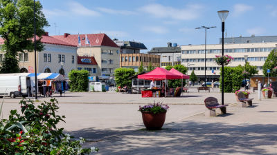 Ett tomt torg inne i en stad.