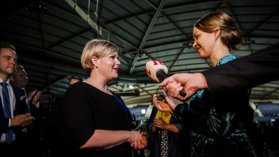 Kuvassa on Keskustan uusi puheenjohtaja Annika Saarikko ja hävinnyt puheenjohtaja Katri Kulmuni.